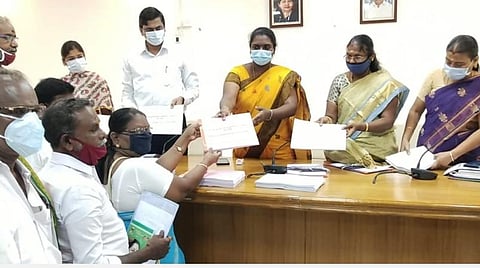 ராணிப்பேட்டை மாவட்ட ஆட்சியர் அலுவலகத்தில் அங்கீகரிக்கப்பட்ட அரசியல் கட்சியினர் முன்னிலையில் வரைவு வாக்குச்சாவடி பட்டியலை இன்று வெளியிட்ட மாவட்ட ஆட்சியர் திவ்யதர்ஷினி.