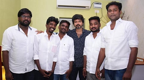 மக்கள் இயக்க நிர்வாகிகளைச் சந்தித்துப் பேசிய விஜய்; பின்னணி என்ன?