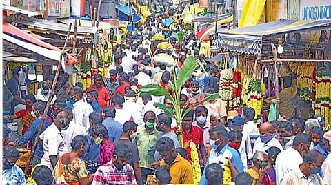 பூக்கடைப் பகுதியில் பூக்கள் வாங்க குவிந்த மக்கள்.