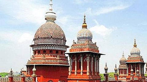 சட்டப் படிப்புக்கான தகுதி தேர்வு மதிப்பெண்ணில் குளறுபடி: சட்டப் பல்கலை. கூட்டமைப்பு பதில் அளிக்க சென்னை உயர் நீதிமன்றம் உத்தரவு