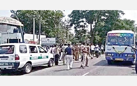 ஈரோட்டில் திருமாவளவனுக்கு எதிர்ப்பு தெரிவித்து பாஜகவினர் கருப்புக்கொடி காட்டியபோது மோதல் ஏற்பட்டது. போலீஸார் இருதரப்பினரையும் கைது செய்தனர்.