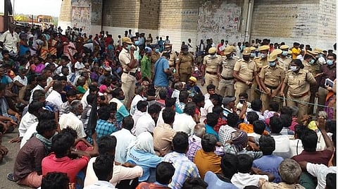 ராஜவாய்க்கால் நீர் உரிமை கோரி திண்டுக்கல் - வத்தலகுண்டு சாலையில் விவசாயிகள் மறியல்: போக்குவரத்து பாதிப்பு