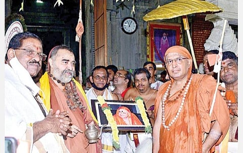 காஞ்சிபுரம் ஓரிக்கையில் உள்ள ஸ்ரீமஹா பெரியவர் மணிமண்டபத்தில் எடநீர் மடத்தின் மடாதிபதியாக பொறுப்பேற்கும் ஸ்ரீ ஜயராம மஞ்சத்தாயாவுக்கு சன்யாஸ ஆஸ்ரம உபதேசம் செய்துவைத்து, ஆசி வழங்குகிறார் காஞ்சிபுரம் சங்கர மடத்தின் பீடாதிபதி ஸ்ரீவிஜயேந்திர சரஸ்வதி சுவாமிகள்.