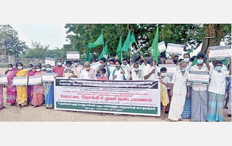 கோட்டையை நோக்கி நடைபயணம் செல்வதற்காக திருமுக்கூடல் பகுதியில் கூடிய பாலாறு பாதுகாப்பு கூட்டியக்கத்தினர்.