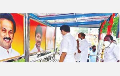 அரசு நிதியில் திருவெறும்பூர் தொகுதியில் கட்டப்பட்ட பயணியர் நிழற்குடையில் உதயநிதி படம்: அதிமுக, மக்கள் நீதி மய்யம் உள்ளிட்ட கட்சிகள் எதிர்ப்பு