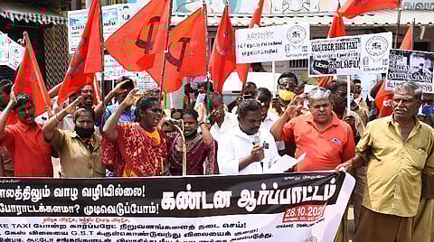 ஆர்ப்பாட்டத்தில் ஈடுபட்ட ஆட்டோ பாதுகாப்பு ஓட்டுநர் சங்கத்தினர். |படம்: ஜி.ஞானவேல்முருகன்.