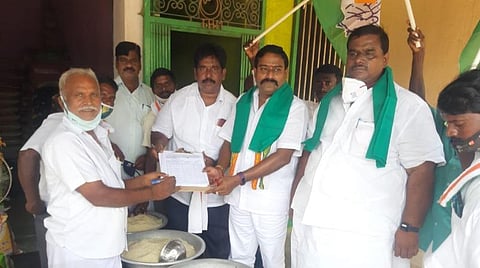 செங்கத்தில் வேளாண் சட்டத்துக்கு எதிரான கையெழுத்து இயக்கத்தைத் தொடங்கி வைத்த மேலிடப் பொறுப்பாளரும் முன்னாள் எம்எல்ஏவுமான அருள் அன்பரசு.