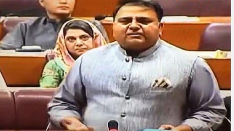 பாகிஸ்தான் நாடாளுமன்றத்தில் பேசிய தகவல் தொழில்நுட்பத்துறை அமைச்சர் பவாத் சவுத்ரி : படம் உதவி | ட்விட்டர்.