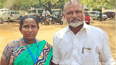 மேலக்கால் ஊராட்சி மன்ற தலித் தலைவர் வீ.முருகேஸ்வரி அவரது கணவர் வீரபுத்திரன். படம்: எஸ்.கிருஷ்ணமூர்த்தி.