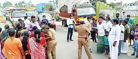 சாலை மறியலில் ஈடுபட்டவர்களிடம் பேச்சுவார்த்தை நடத்திய காவல் துறையினர்.