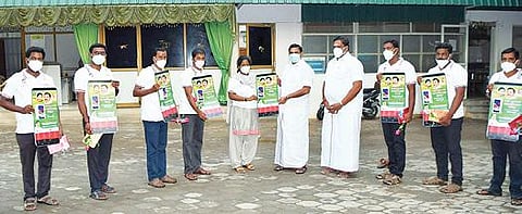 கலசப்பாக்கம் தகவல் தொழில்நுட்ப பிரிவைச் சேர்ந்த 179 பேருக்கு புதிய செல்போன்களை முதல்வர் பழனிசாமி வழங்கினார். அருகில், சட்டப்பேரவை உறுப்பினர் பன்னீர்செல்வம்.