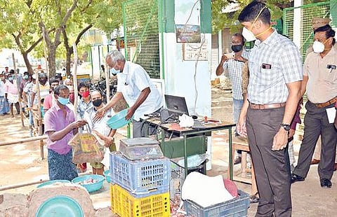தூத்துக்குடி அம்மா பண்ணை பசுமை நுகர்வோர் அங்காடியில் கிலோ ரூ.45-க்கு விற்பனை செய்யப்படும் பெரிய வெங்காயத்தை மக்கள் நீண்ட வரிசையில் நின்று வாங்கிச் செல்வதை மாவட்ட ஆட்சியர் சந்தீப் நந்தூரி  ஆய்வு செய்தார்.