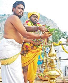 கிருஷ்ணகிரியில் தண்டு மாரியம்மன் கோயில் கும்பாபிஷேக விழா நடந்தது. அடுத்த படம்: சிறப்பு அலங்காரத்தில் அருள்பாலித்த அம்மன்.