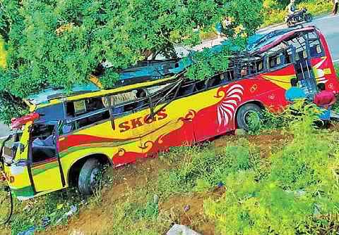 அஞ்செட்டி அருகே மலைப்பாதையில் இருந்து பள்ளத்தில் விழுந்த தனியார் பேருந்து.