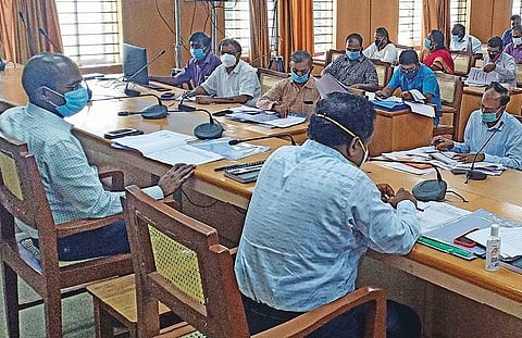 ஊரக வளர்ச்சித் துறை மூலம் நடைபெற்று வரும் வளர்ச்சி திட்டப் பணிகள் குறித்து விழுப்புரம் ஆட்சியர் அண்ணாதுரை தலைமையில்  ஆய்வுக்கூட்டம் நடைபெற்றது.