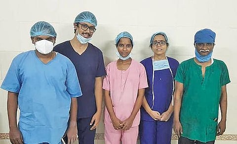 இளம்பெண்ணின் கர்ப்பப்பையில் இருந்த 8 கிலோ கட்டியை அகற்ற அறுவை சிகிச்சை மேற்கொண்ட சிதம்பரம் அரசு மருத்துவமனை மருத்துவக் குழுவினர்.