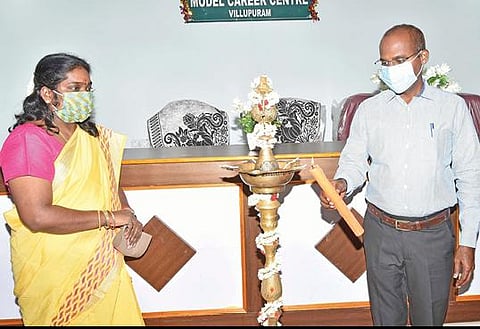 விழுப்புரத்தில்  மாதிரி தொழில்நெறி வழிகாட்டும் மையத்தை  ஆட்சியர் அண்ணாதுரை தொடங்கி வைத்தார்.