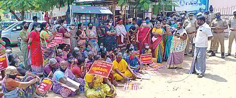 முருகம்பாளையம் டாஸ்மாக் திறப்புக்கு வலுக்கும் எதிர்ப்பு 5 மணி நேரம் பெண்கள் காத்திருப்பு போராட்டம்