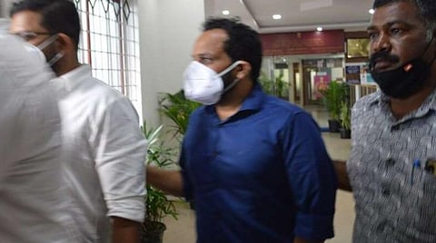 அமலாக்கப்பிரிவு அதிகாரிகளால் பினீஷ் கொடியேறி அழைத்துச் செல்லப்பட்ட காட்சி.