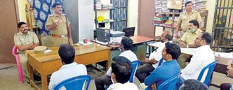 ஆரணியில் நடந்த டிஜிட்டல் பேனர் தயாரிக்கும் உரிமையாளர்கள் பங்கேற்ற ஆலோசனைக் கூட்டத்தில் பேசும் டிஎஸ்பி கோட்டீஸ்வரன்.