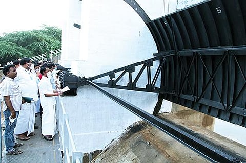செண்பகத் தோப்பு அணையில் ஷட்டர்கள் பொருத்தப்பட்ட பணியை நேற்று ஆய்வு செய்த அமைச்சர் சேவூர் எஸ்.ராமச்சந்திரன். அருகில், ஆட்சியர் கந்தசாமி, எம்எல்ஏ பன்னீர்செல்வம் உள்ளிட்டோர்.