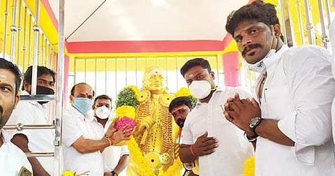 முத்துராமலிங்க தேவரின் ஜெயந்தியை முன்னிட்டு வடக்கு இலந்தைகுளத்தில் உள்ள அவரது சிலைக்கு அமைச்சர் கடம்பூர் ராஜு மரியாதை செலுத்தினார்.