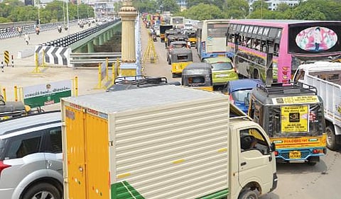 திருநெல்வேலி சந்திப்பில் பசும்பொன் முத்துராமலிங்க தேவரின் பிறந்த நாளையொட்டி அவரது சிலைக்கு மாலை அணிவிக்க பல்வேறு அரசியல் கட்சியினரும், அமைப்புகளை சேர்ந்தவர்களும் திரண்டனர். இதனால் வழக்கம்போல் போக்குவரத்து நெரிசல் ஏற்பட்டது. படம் மு. லெட்சுமி அருண்