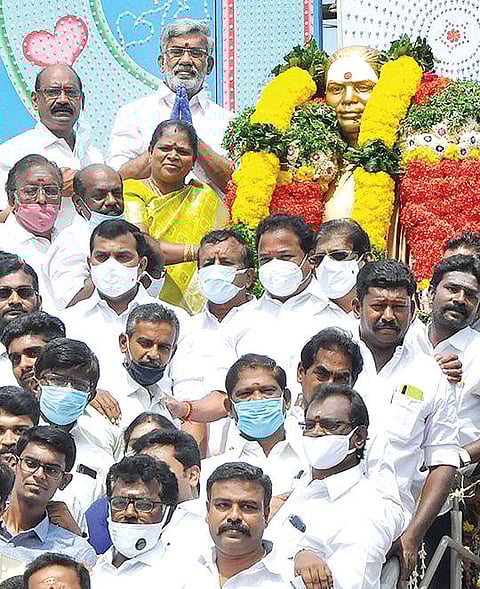 பசும்பொன் முத்துராமலிங்க தேவர் ஜெயந்தியையொட்டி நேற்று திருச்சி மத்திய பேருந்து நிலையம் அருகேயுள்ள அவரது சிலைக்கு மாலை அணிவித்து மரியாதை செலுத்தும் அமைச்சர்கள் என்.நடராஜன், எஸ்.வளர்மதி மற்றும் அதிமுகவினர்.படம்: ஜி.ஞானவேல்முருகன்