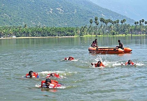 இயற்கை பேரிடர் காலங்களில் மேற்கொள்ள வேண்டிய முன்னெச்சரிக்கை  நடவடிக்கை குறித்து சேலம் புது ஏரியில் சேலம் மாநகர தீயணைப்புத்துறையினருக்கு சென்னை  அதிதீவிர பேரிடர் பயிற்சி பள்ளியை சேர்ந்த குழுவினர் பயிற்சி அளித்தனர். 	                   படம்: எஸ்.குரு பிரசாத்