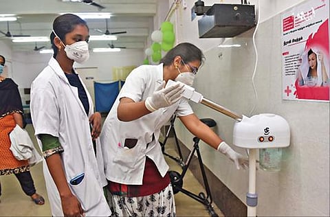 கரோனா வைரஸ் நோய் தொற்றிலிருந்து குணமடைந்தவர்களுக்கான புதிய கண்காணிப்பு மையம் சேலம் அரசு மோகன் குமாரமங்கலம் மருத்துவக் கல்லூரி மருத்துவமனையில் தொடங்கப்பட்டுள்ளது. இதில் பயன்பாட்டிற்கு வைக்கப்பட்டுள்ள ஆவி பிடிக்கும் கருவியை பரிசோதிக்கும் மருத்துவர்கள்.     படம்: எஸ்.குரு பிரசாத்