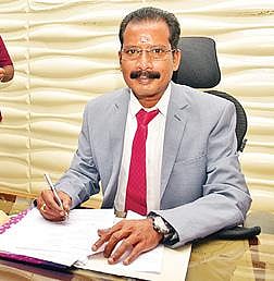 மதுரை ஆட்சியராகப் பொறுப்பேற்ற த.அன்பழகன்.