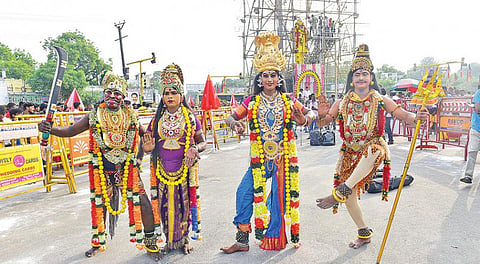 மதுரை கோரிப்பாளையத்தில் உள்ள தேவர் சிலைக்கு மரியாதை செலுத்த கடவுள் வேடமிட்டு வந்த புதுக்கோட்டை மாவட்டம் விராலிமலையைச் சேர்ந்த வர்ஷா கிராம நடனக் குழுவினர்.