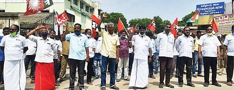 தமிழ்நாடு அரசு போக்குவரத்துக் கழக தொழிலாளர்களின் சங்கங்கள் சார்பில் விழுப்புரத்தில் பல்வேறு கோரிக்கைகளை வலியுறுத்தி ஆர்ப்பாட்டம் நடைபெற்றது.