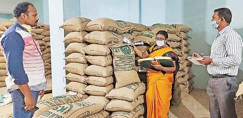 தனியார் விதை விற்பனை நிலையங்களில் விதை  ஆய்வு துணை இயக்குநர் மல்லிகா தலைமையில் ஆய்வு மேற்கொள்ளப்பட்டது.