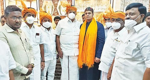 திருப்பத்தூர் ஏ.ஆர். ஜூவல்லரி திறப்பு விழாவில் பங்கேற்ற எம்எல்ஏ காந்தி உள்ளிட்டோர்.