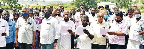 தி.மலையில் நேற்று  ஆர்ப்பாட்டத்தில் ஈடுபட்ட அரசு நியாய விலை கடை பணியாளர் சங்கத்தினர்.