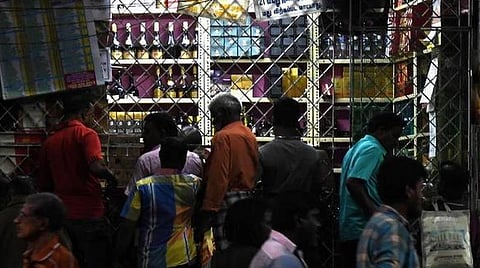 லஞ்ச ஒழிப்பு பிரிவினர் சோதனை எதிரொலி: டாஸ்மாக் கடை மேற்பார்வையாளர்களுக்கு விளக்கமளிக்க நோட்டீஸ் வழங்கல் - விரைவில் பணியில் இருந்து விடுவிக்கவும் நடவடிக்கை