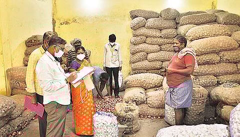 வேலூர் நேதாஜி மார்க்கெட்டில் வெங்காயம் பதுக்கி வைக்கப்பட்டுள்ளதா? என மாவட்ட வழங்கல் அலுவலர் பானு தலைமையிலான குழுவினர் நேற்று திடீர் ஆய்வு மேற்கொண்டனர் | படங்கள்: வி.எம்.மணிநாதன்.