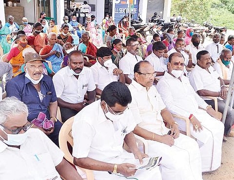 திருநெல்வேலி வண்ணார்பேட்டையில் உண்ணாவிரதம்  இருந்த காங்கிரஸ் கட்சியினர். படம் : மு.லெட்சுமி அருண்