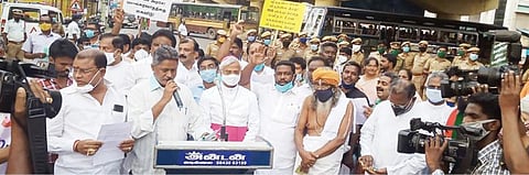 பாளையங்கோட்டையில்  கத்தோலிக்க  மறைமாவட்ட ஆயர் அந்தோனிசாமி தலைமையில் நடைபெற்ற ஆர்ப்பாட்டம்.  படம்: மு.லெட்சுமி அருண்