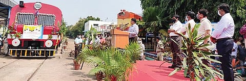 திருச்சி பொன்மலை ரயில்வே பணிமனையில் சீரமைக்கப்பட்டு நேற்று அனுப்பி வைக்கப்பட்ட டெமு ரயில் இன்ஜின்.