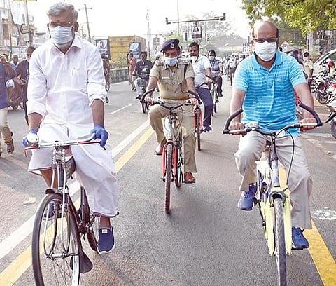 திருச்சியில் நேற்று நடைபெற்ற சைக்கிள் விழிப்புணர்வு பேரணியை தொடங்கி வைத்து சைக்கிள் ஓட்டிச் சென்ற அமைச்சர் என்.நடராஜன், மாவட்ட ஆட்சியர் சு.சிவராசு, மாநகர காவல் ஆணையர் ஜெ.லோகநாதன், மாநகராட்சி ஆணையர் எஸ்.சிவசுப்பிரமணியன் உள்ளிட்டோர்.