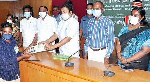 புலம் பெயர்ந்து மீண்டும் சொந்த ஊர் திரும்பியவர் தொழில் செய்ய ஊரக புத்தாக்கத் திட்டத்தின் கீழ் ரூ. 1 லட்சம் நீண்ட கால கடனை அமைச்சர் சி.வி. சண்முகம் வழங்கினார்.