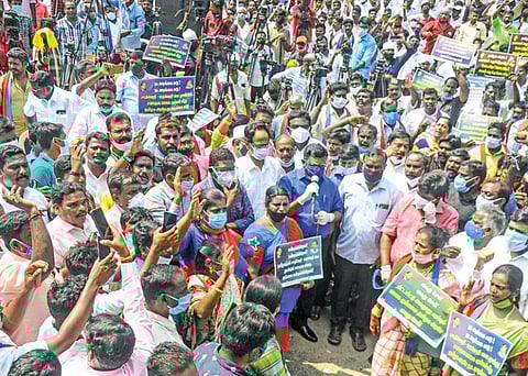 அவதூறு பரப்புவதாக பாஜக உள்ளிட்ட அமைப்புகள் மீது நடவடிக்கை எடுக்க வேண்டும் என்பன உள்ளிட்ட பல்வேறு கோரிக்கைகளை வலியுறுத்தி சென்னை சேப்பாக்கத்தில் நேற்று ஆர்ப்பாட்டம் நடைபெற்றது. விசிக தலைவர் திருமாவளவன் தலைமையில் நடைபெற்ற இந்த ஆர்ப்பாட்டத்தில் தமிழ்நாடு தீண்டாமை ஒழிப்பு முன்னணி பொதுச்செயலாளர் கே.சாமுவேல்ராஜ், இந்திய கம்யூனிஸ்ட் மாநில துணைச்செயலாளர் மு.வீரபாண்டியன் உள்ளிட்டோர் கலந்து கொண்டனர். படம்: பு.க.பிரவீன்