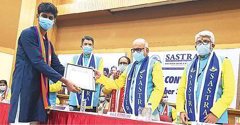 தஞ்சாவூர் சாஸ்த்ரா நிகர்நிலைப் பல்கலைக்கழகத்தில் நேற்று நடைபெற்ற பட்டமளிப்பு விழாவில் பல்கலைக்கழக வேந்தர் சேதுராமன், ஒரு மாணவருக்கு பட்டம் வழங்குகிறார். உடன் துணைவேந்தர் எஸ்.வைத்தியசுப்ரமணியம், டீன் (திட்டம் மற்றும் வளர்ச்சி) சுவாமிநாதன் உள்ளிட்டோர்.