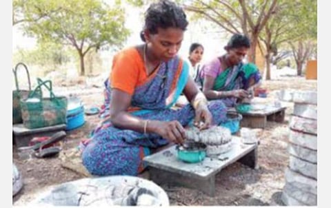 சிவகாசி அருகே பட்டாசு ஆலை ஒன்றில் பட்டாசு தயாரிக்கும் தொழிலாளர்கள்.