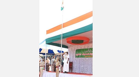 தேசிய கொடியேற்றி மரியாதை செலுத்தும் முதல்வர் நாராயணசாமி.