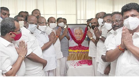 அமைச்சர் துரைக்கண்ணுவின் திருவுருவப்படத்திற்கு அஞ்சலி செலுத்தும் அமைச்சர் கடம்பூர் ராஜூ உள்ளிட்டோர்.