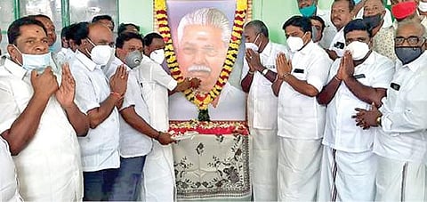 ஆரணியில் வேளாண்மை துறை அமைச்சர் துரைக்கண்ணு மறைவுக்கு இந்து சமய அறநிலையத் துறை அமைச்சர் சேவூர் எஸ்.ராமச்சந்திரன் அஞ்சலி செலுத்தினார்.