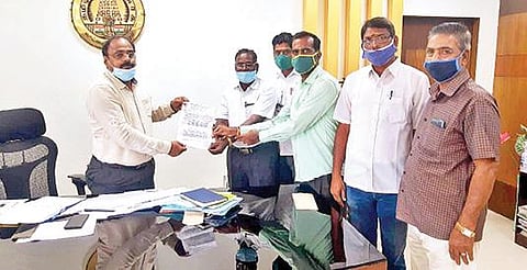 திருப்பத்தூர் மாவட்ட ஆட்சியர் சிவன் அருளிடம் கோரிக்கை மனு அளித்த நியாய விலைக்கடை பணியாளர் சங்கத்தினர்.